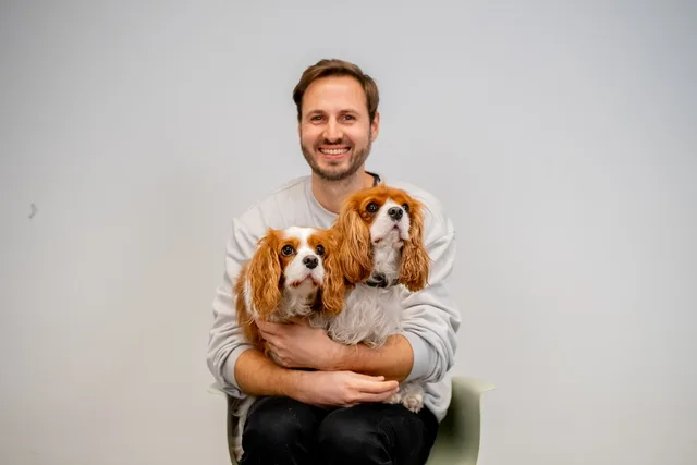 Julian Barth mit seinen zwei Hunden